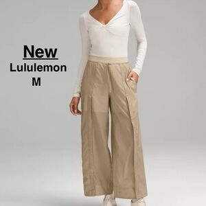 New Lululemon Lightweight Snap-Leg Super-High-Rise Pant size M w/tags khaki⭐️⭐️